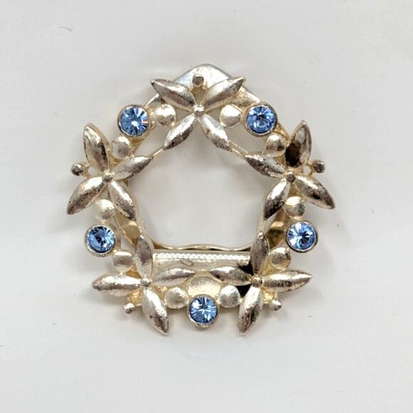 American Vintage Jewelry - Vintage 1950s Silver Tone Floral Wreath Scarf Clip Blue Rhinestones